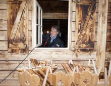 Noch gibt es einiges zu tun für Veranstalter Peter Wahler, doch ab Freitag zieht in die Almhütten die österreichische Gemütlichkeit ein (Foto: Cora Finner) Noch gibt es einiges zu tun für Veranstalter Peter Wahler, doch ab Freitag zieht in die Almhütten die österreichische Gemütlichkeit ein (Foto: Cora Finner)